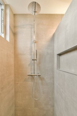 Banyo ya da banyo olarak kullanabileceğiniz çok temiz ve hazır bir duş.