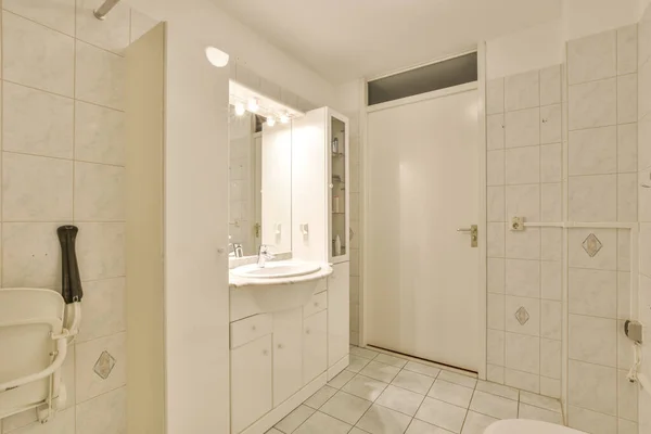 Banheiro Com Azulejos Brancos Chão Paredes Frente Espelho Acima Dele — Fotografia de Stock