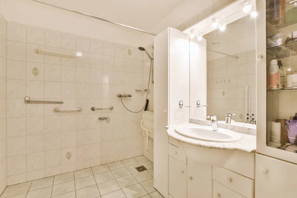 Μπάνιο Νιπτήρα Καθρέφτη Και Κεφαλή Ντους Τοποθετημένη Στον Τοίχο Στη — Φωτογραφία Αρχείου