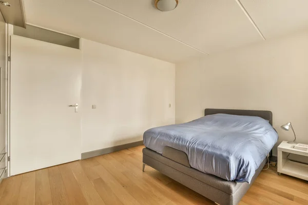 Dormitorio Con Una Cama Vestidor Espejo Pared Frente Habitación Color —  Fotos de Stock