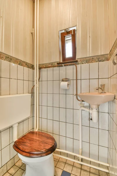 Banheiro Com Banheiro Pia Espelho Parede Lado Dele Uma Porta — Fotografia de Stock
