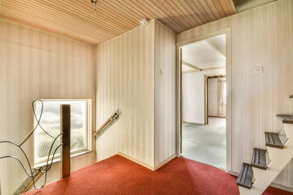 Interior Uma Casa Com Paredes Painéis Madeira Carpete Vermelho Chão — Fotografia de Stock