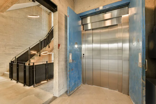 Nsanların Merdivenlerden Inip Çıkmaları Için Asansör Olarak Kullanılan Bir Binanın — Stok fotoğraf