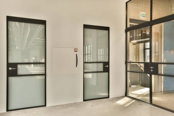 Irodaépület Belseje Üvegajtókkal Fémkorlátokkal Szoba Bejáratának Mindkét Oldalán — Stock Fotó