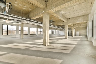 Boş bir ofis, ne yerde ne de çevrede ne yaptıklarını görmek için kimse yok.