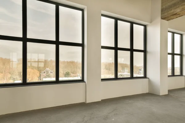 Egy Üres Szoba Nagy Ablakokkal Senki Sem Áll Ablakban Aki — Stock Fotó
