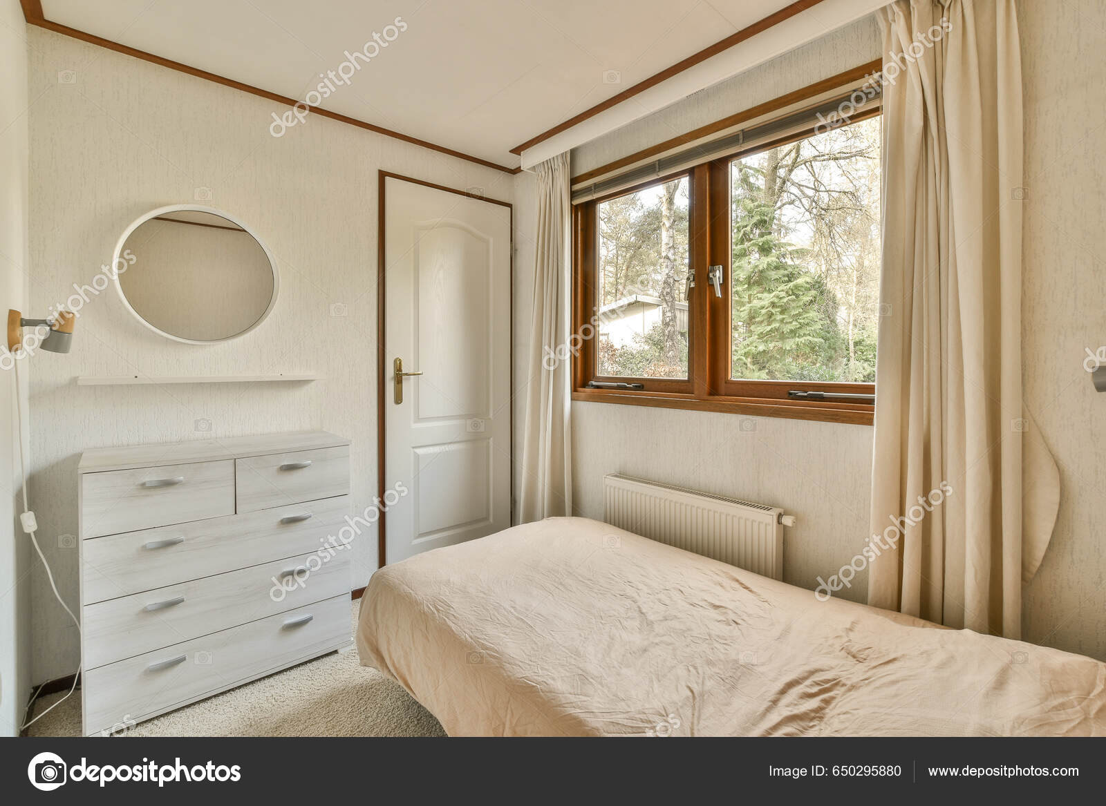 Ένα Υπνοδωμάτιο Ένα Κρεβάτι Συρταριέρα Και Μεγάλο Παράθυρο Θέα Στα —  Φωτογραφία Αρχείου © procontributors #650295880