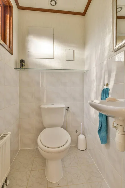 Ein Kleines Badezimmer Mit Weißen Fliesen Und Braunen Zierleisten Den — Stockfoto