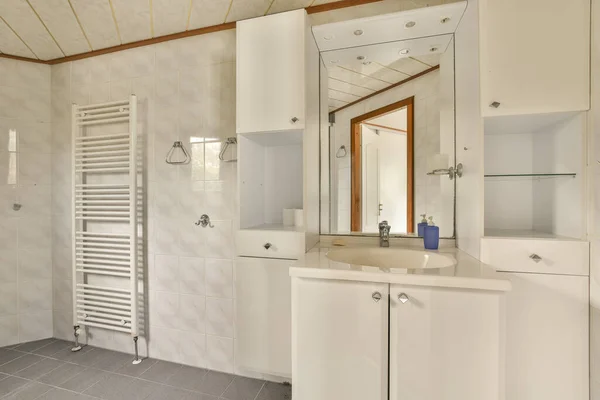 Ein Badezimmer Das Sehr Sauber Und Bereit Ist Für Die — Stockfoto