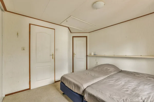 Ein Schlafzimmer Mit Einem Bett Und Zwei Schränken Der Wand — Stockfoto