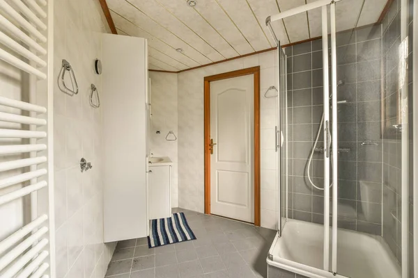 Ein Badezimmer Das Sehr Sauber Und Begehbar Ist Duschraum Oder — Stockfoto