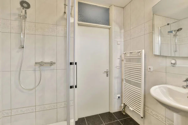 Banheiro Com Pia Espelho Chuveiro Montado Parede Lado Uma Banheira — Fotografia de Stock