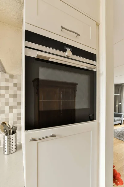 Dapur Dengan Oven Dinding Dan Beberapa Uts Pintu Kabinet Terbuka — Stok Foto