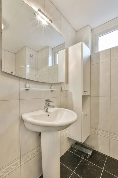Ein Badezimmer Mit Waschbecken Spiegel Und Toilettenpapier Der Wand Daneben — Stockfoto