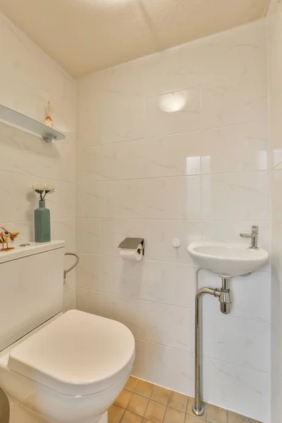 Ein Kleines Badezimmer Mit Weißen Fliesen Den Wänden Und Eine — Stockfoto
