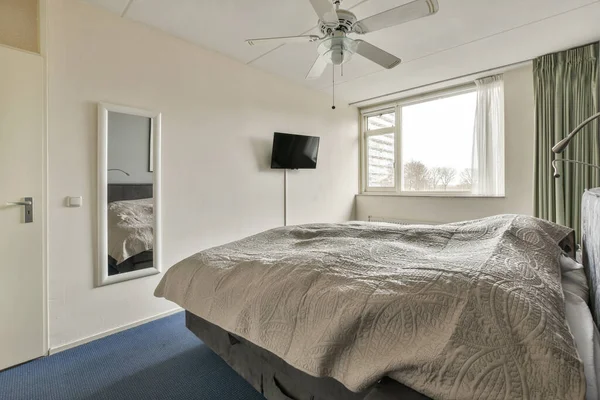 Ein Schlafzimmer Mit Bett Und Deckenventilator Der Ecke Des Zimmers — Stockfoto
