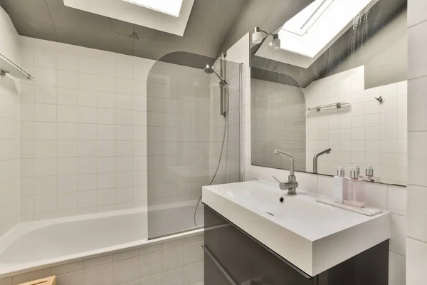 Banheiro Com Uma Pia Espelho Banheira Parede Lado Dele Uma — Fotografia de Stock
