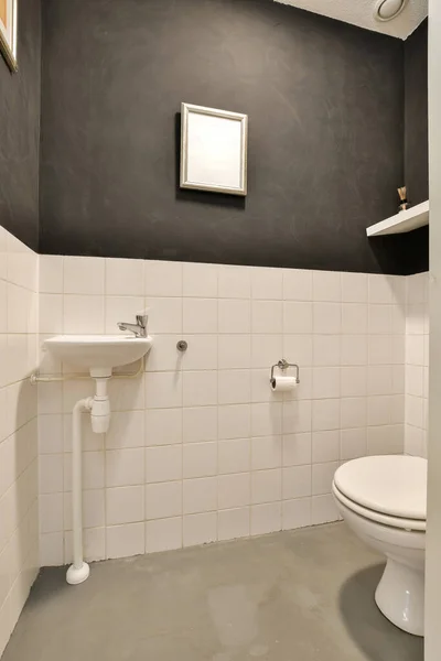 Ein Badezimmer Mit Schwarzen Wänden Und Weißen Fliesen Der Wand — Stockfoto