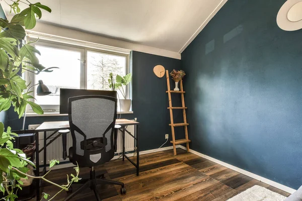Domowe Biuro Niebieskimi Ścianami Drewnianą Podłogą Pokój Jest Dobrze Oświetlony — Zdjęcie stockowe
