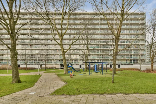 Een Park Voor Een Appartementencomplex Met Bomen Het Grasveld Speeltuin — Stockfoto