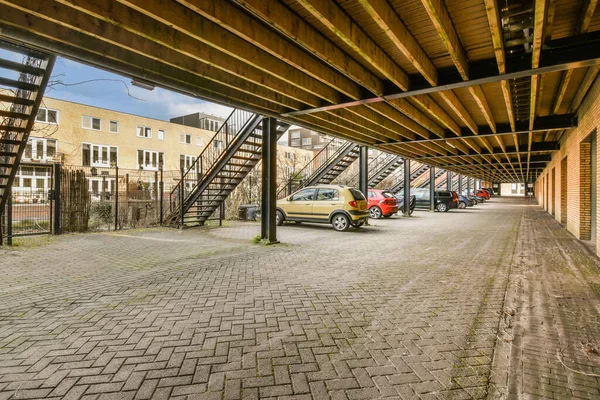 Carro Estacionado Estacionamento Vazio Com Escadas Que Levam Até Piso — Fotografia de Stock