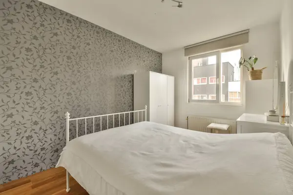 Ein Schlafzimmer Mit Einem Weißen Bett Und Tapeten Den Wänden — Stockfoto