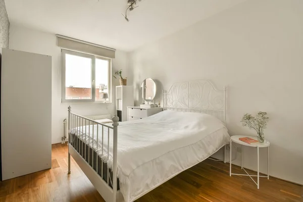 Een Slaapkamer Met Witte Muren Houten Vloeren Kamer Heeft Een — Stockfoto