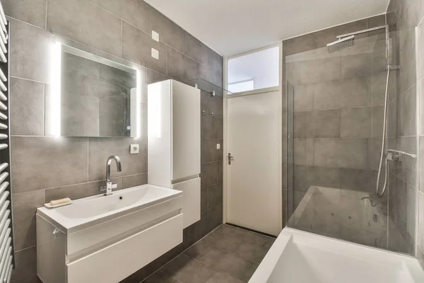 Yanındaki Duvarda Lavabo Ayna Küvet Olan Bir Banyo Büyük Bir — Stok fotoğraf