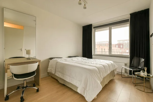 Dormitorio Con Una Cama Escritorio Espejo Pared Frente Ventana Con — Foto de Stock
