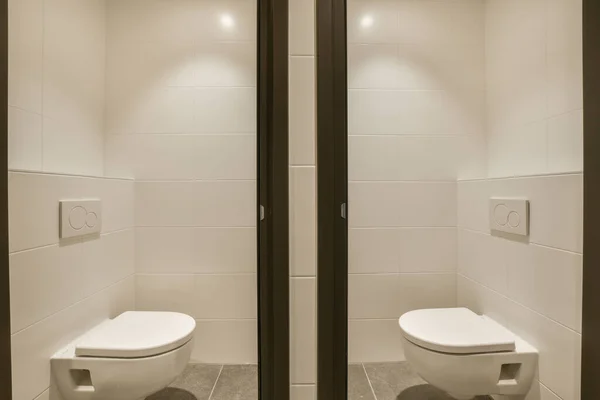 Bagno Bianco Una Piccola Stanza Con Due Specchi Sulla Parete — Foto Stock