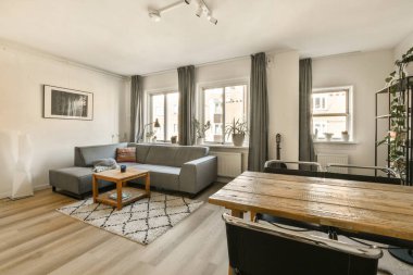 Odanın köşesinde kanepesi, sehpası ve televizyonu olan bir oturma odası çok temiz.