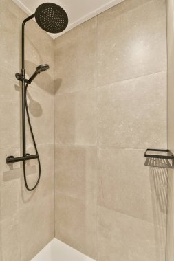 Evinizdeki ya da otel banyosunuzdaki banyo küvetleri için temiz ve hazır bir duş.