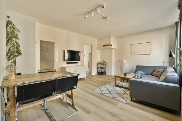 Ein Wohnzimmer Mit Sofa Stuhl Und Fernseher Der Mitte Des — Stockfoto