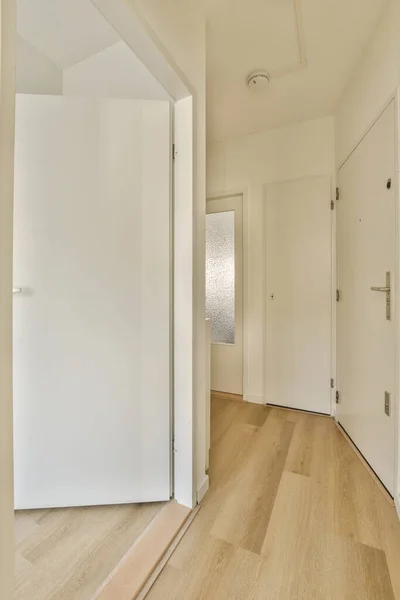 Empty Room White Walls Wood Flooring Right Side Room Door — Zdjęcie stockowe