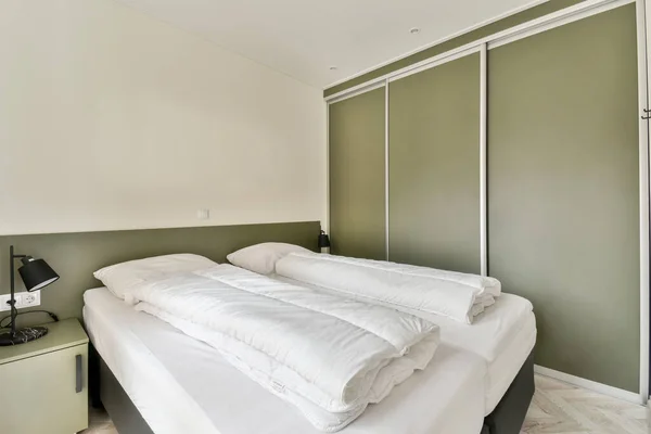 Bed Room Green Walls White Sheets Bedspremnwhitt Visible — Stock Photo, Image