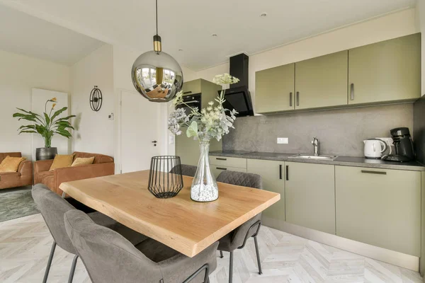 Küche Und Essbereich Einem Modernen Haus Mit Hellgrünen Schränken Weißem — Stockfoto