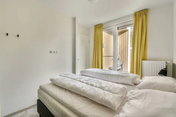 Dormitorio Con Sábanas Blancas Cortinas Amarillas Cama Está Lado Una — Foto de Stock