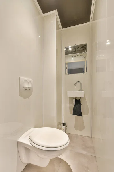 Banheiro Branco Com Banheiro Espelho Cabine Chuveiro Parece Ser Usado — Fotografia de Stock