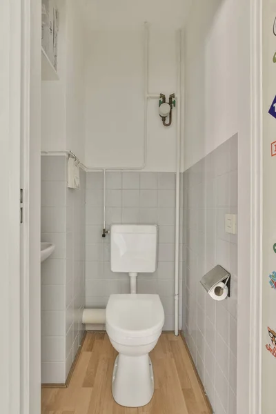 Toaleta Rohu Místnosti Bílými Dlaždicemi Stěnách Dřevěnou Podlahou Kolem — Stock fotografie