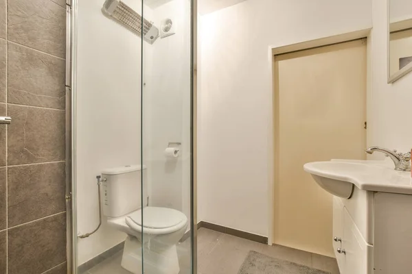 Łazienka Toaletą Umywalką Kabiną Prysznicową Tym Samym Pomieszczeniu Drugiej Stronie — Zdjęcie stockowe