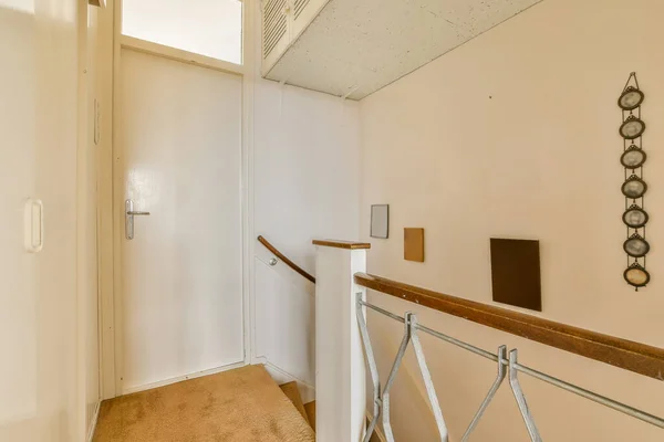 Corredor Apartamento Com Paredes Brancas Tapete Marrom Chão Relógio Pendurado — Fotografia de Stock