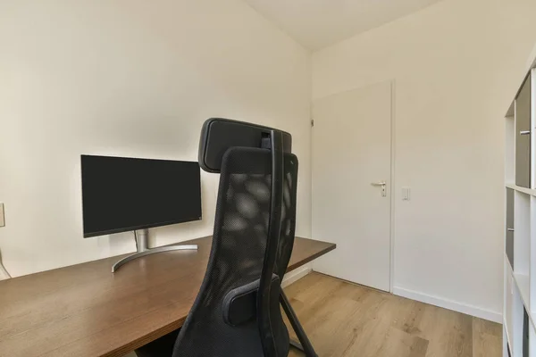 Masası Sandalyesi Televizyonu Olan Bir Ofis Odadaki Duvar Parlak Beyaz — Stok fotoğraf