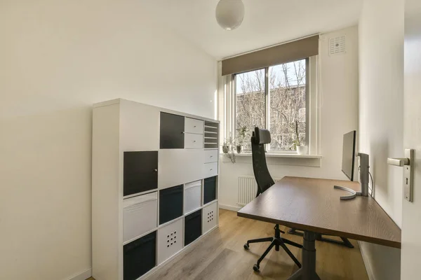 Odanın Sol Tarafında Masa Sandalye Televizyon Olan Bir Ofis Odası — Stok fotoğraf