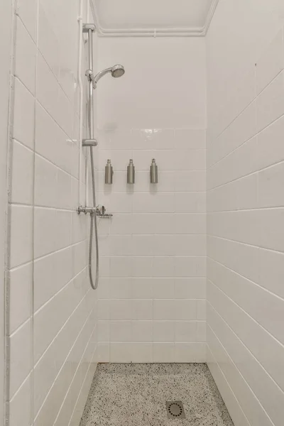 Spacer Pod Prysznicem Białymi Płytkami Ścianach Podłodze Wydaje Się Być — Zdjęcie stockowe