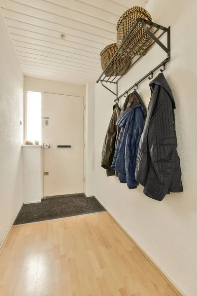 Duvarında Palto Askıları Paltoları Asılı Bir Koridor Kapının Hemen Arkasında — Stok fotoğraf