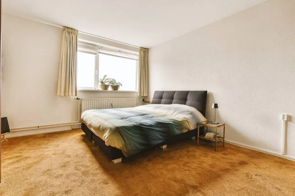 Yatağı Sandalyesi Lambası Olan Bir Yatak Odası Dışarıya Bakan Bir — Stok fotoğraf
