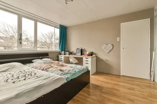Ett Sovrum Med Säng Skrivbord Och Fönster Med Utsikt Över — Stockfoto