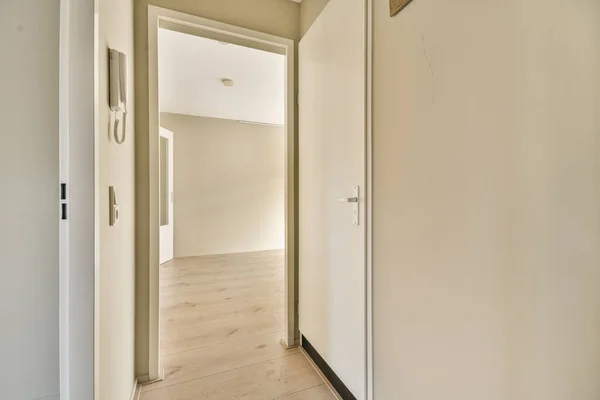 Una Habitación Vacía Con Paredes Blancas Suelos Madera Lado Derecho —  Fotos de Stock
