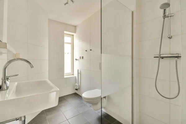 Bagno Bianco Con Pavimenti Piastrelle Nere Pareti Dipinte Nello Stesso — Foto Stock