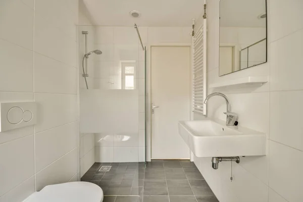 Banheiro Com Banheiro Pia Espelho Chuveiro Mesma Cor Como Visto — Fotografia de Stock